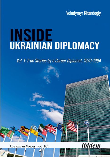 "Inside Ukrainian Diplomacy" von Volodymyr Khandogiy. Hochhaus und mehrere Flaggen vor blauem Himmel.