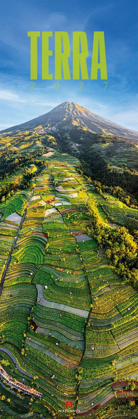 Text: "TERRA 2027." Darstellung: Eine malerische Landschaft mit gestuften Feldern und einem majestätischen Berg im Hintergrund.