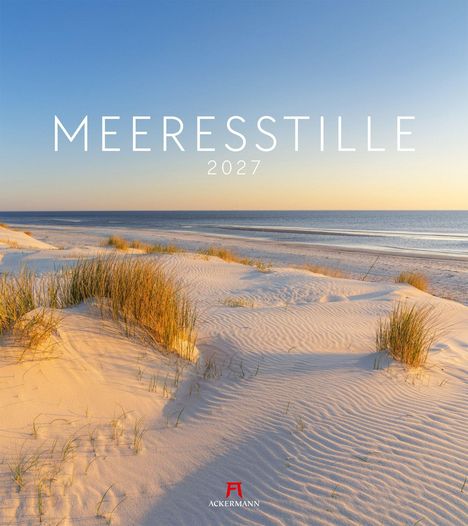 MEERESSTILLE 2027. Eine ruhige Küstenlandschaft mit Dünen und Meer im Sonnenlicht. Unten ein Logo mit dem Wort "ACKERMANN".
