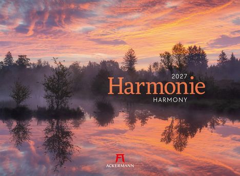 „2027 Harmonie.“ Reflexionen von Bäumen über einem ruhigen See in der Dämmerung mit buntem Himmel.