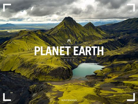 "PLANET EARTH 2027" steht zentral über einer Landschaft mit grünen Bergen und einem See unter bewölktem Himmel.
