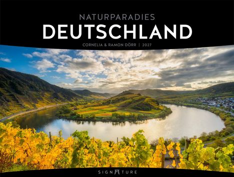 "NATURPARADIES DEUTSCHLAND" oben geschrieben, unten Landschaft mit Weinbergen, Fluss und Hügeln bei Sonnenschein.