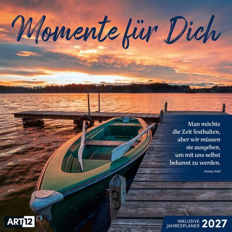 "Momente für Dich. 'Man möchte die Zeit festhalten…' – Christa Wolf. See, Steg, Boot bei Sonnenuntergang. ART 2027-Logo."