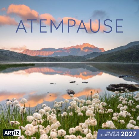ATEMPAUSE, inklusive Jahresplaner 2027. Eine ruhige Seelandschaft mit Bergen im Hintergrund und Wiese im Vordergrund.