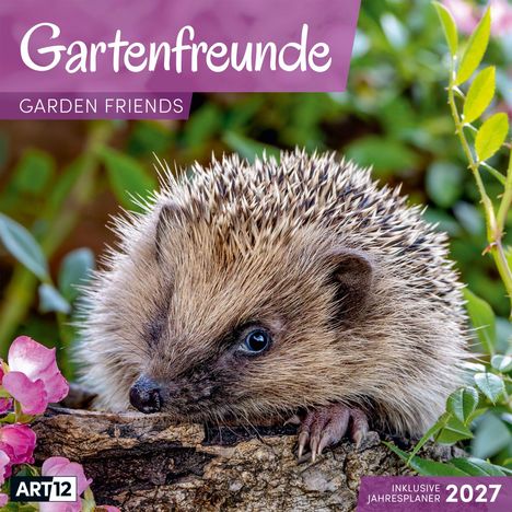 "Gartenfreunde" und "2027" sind präsent. Ein Igelfoto, das auf einem Holzstück ruht, mit rosa Blumen im Hintergrund.