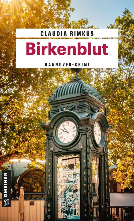 „Birkenblut“ in roten Buchstaben, darüber „Claudia Rimkus“ und darunter „Hannover-Krimi“. Uhrturm mit Bäumen im Hintergrund.