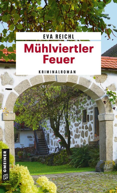 "Mühlviertler Feuer" von Eva Reichl. Kriminalroman. Steinbogen, Baum, Garten und traditionelles Gebäude mit Pflanzen.