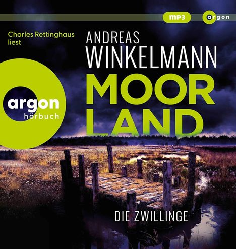 "Charles Rettinghaus liest Andreas Winkelmann MOORLAND Die Zwillinge" in gelber und weißer Schrift. 
Ein hölzerner Steg führt durch nebliges Moorland.