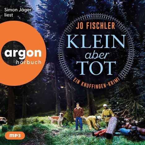 "Simon Jäger liest. Jo Fischler KLEIN aber TOT. Ein Knuffingen-Krimi. argon hörbuch. mp3." Eine Szene im Wald mit Figuren.