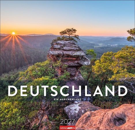 DEUTSCHLAND, EIN MÄRCHENLAND, 2027. Sonnenaufgang über Felsen und Waldlandschaft mit klaren blauen Himmel.