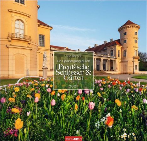 "Leo Seidel: Ein Spaziergang durch Preußische Schlösser & Gärten 2027." Vor einem Schloss mit bunten Blumenbeeten.
