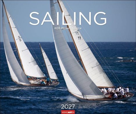 „SAILING, KOS Picture Source, 2027, WEINGARTEN“. Zwei Segelboote im Wettkampf auf offenem Meer.