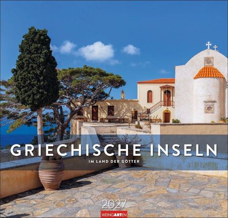 „GRIECHISCHE INSELN, IM LAND DER GÖTTER, 2027, WEINGARTEN“. Ein malerisches Gebäude mit roten Dächern und üppigen Bäumen am Meer.