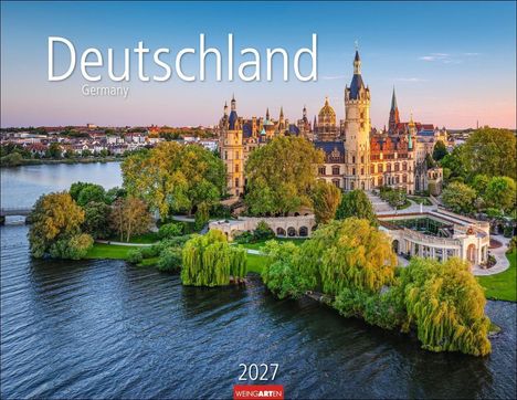 "Deutschland, Germany, 2027, WEINGARTEN" – Ein Schloss umgeben von Wasser und Bäumen im Sonnenuntergang.