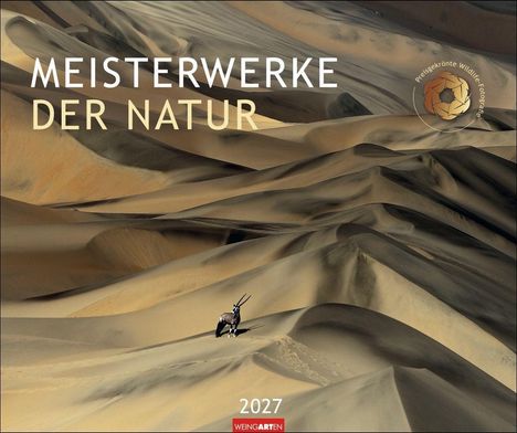 "MEISTERWERKE DER NATUR" und "2027" auf einer Aufnahme von Sanddünen mit einer Oryx-Antilope. Ein Logo sichtbar.