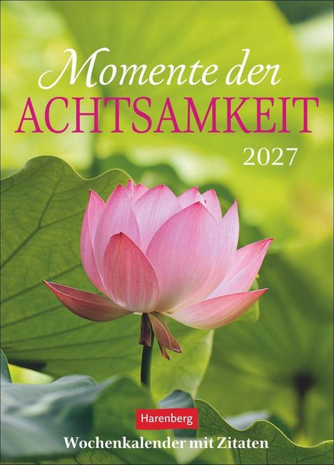 „Momente der Achtsamkeit 2027“, Wochenkalender mit Zitaten. Eine rosa Lotusblume vor grünem Hintergrund.