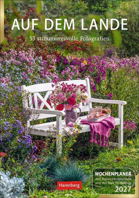 "AUF DEM LANDE", "53 stimmungsvolle Fotografien". Eine weiße Bank mit Blumenstrauß, umgeben von bunten Blumen.
