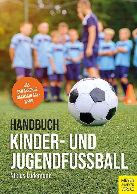 "Handbuch Kinder- und Jugendfußball" von Niklas Lüdemann, Fußball im Vordergrund, Kinder in blauen Trikots im Hintergrund.