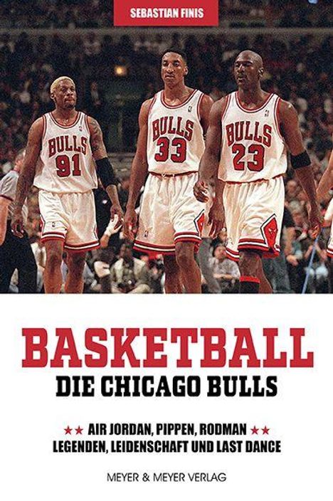 "BASKETBALL DIE CHICAGO BULLS." Drei Basketballspieler in Bulls-Trikots laufen nebeneinander auf einem Spielfeld.