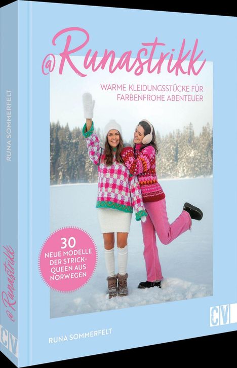 „@Runastrikk. Warme Kleidungsstücke für farbenfrohe Abenteuer.“ Zwei Frauen in bunten, gestrickten Pullovern im Schnee.