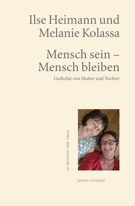 "Ilse Heimann und Melanie Kolassa. Mensch sein – Mensch bleiben. Gedichte von Mutter und Tochter. Foto von zwei lächelnden Frauen."