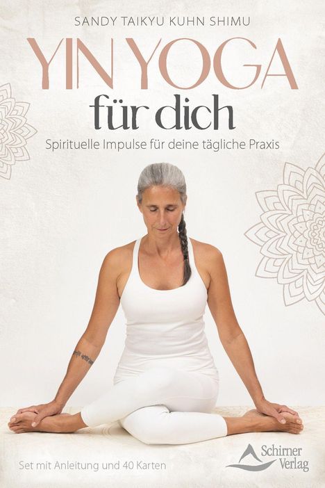 Yin Yoga für dich: Spirituelle Impulse für deine tägliche Praxis. Frau im weißen Outfit sitzt meditativ. Mandala-Designs.