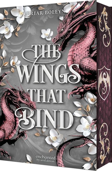 „The Wings That Bind“. Zwei rosafarbene Drachen vor grauem Hintergrund mit weißen Blumen und goldenen Akzenten.