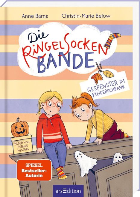 "Die Ringelsockenbande - Gespenster im Kleiderschrank" in buntem Titel; zwei Kinder sitzen, Kürbis und Geister.