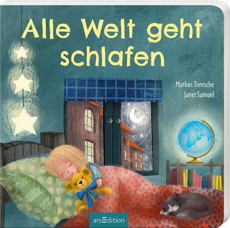 "Alle Welt geht schlafen". Ein Kind schläft im Bett, kuschelt einen Teddybär. Mondschein durch das Fenster, Katze ruht.