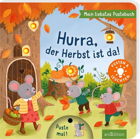 „Hurra, der Herbst ist da!“ Drei Mäusekind-Illustrationen spielen mit Blättern neben Kürbissen, Baumhaus.