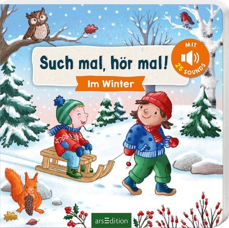 „Such mal, hör mal! Im Winter“ und „Mit 25 Sounds“. Zwei Kinder spielen im verschneiten Wald, eines auf einem Schlitten.