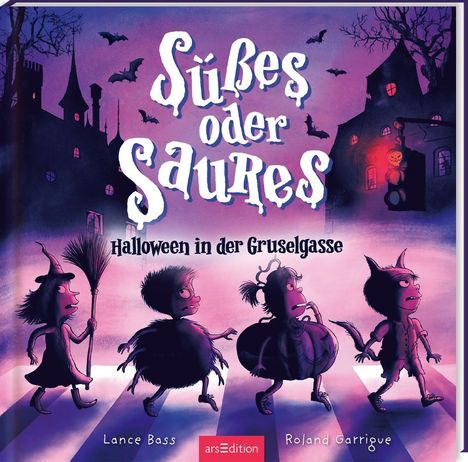 "Süßes oder Saures, Halloween in der Gruselgasse". Illustration von verkleideten Kindern in einer dunklen, mystischen Szenerie.