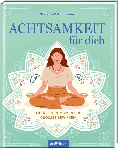 „ACHTSAMKEIT für dich“, „MIT KLEINEN MOMENTEN GROSSES BEWIRKEN“, Frau im Schneidersitz auf Mandala-Hintergrund.