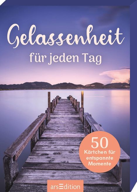 „Gelassenheit für jeden Tag“, „50 Kärtchen für entspannte Momente“, darunter ein Steg über ruhigem Wasser vor Bergen.