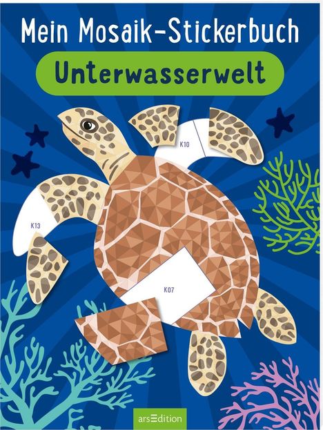 Text: "Mein Mosaik-Stickerbuch Unterwasserwelt". Illustration einer Schildkröte mit leeren Feldern für Sticker, umgeben von Korallen.
