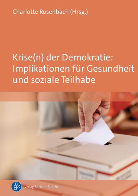 Text: "Krise(n) der Demokratie: Implikationen für Gesundheit und soziale Teilhabe." Bild: Hand wirft Zettel in Wahlurne.