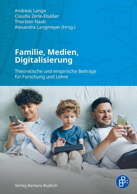 Texte: "Familie, Medien, Digitalisierung", "Verlag Barbara Budrich". Bild zeigt drei Personen mit Geräten auf einem Sofa.