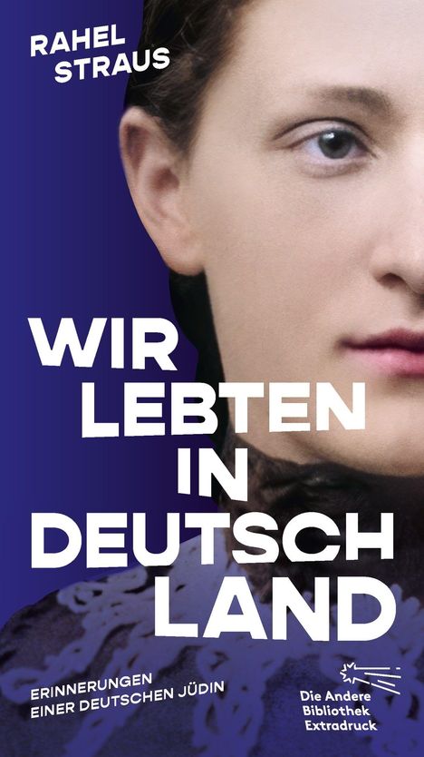 „WIR LEBTEN IN DEUTSCHLAND“ zeigt das Porträt einer Frau auf einem blauen Hintergrund.