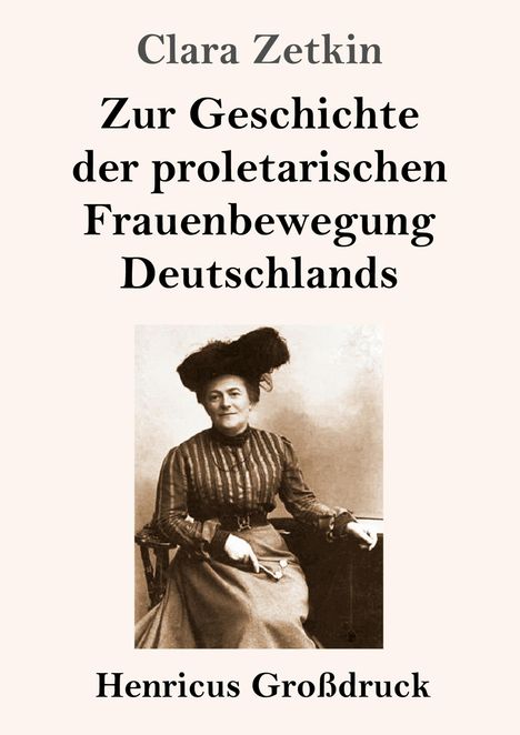 "Clara Zetkin: Zur Geschichte der proletarischen Frauenbewegung Deutschlands. Henricus Großdruck." Darunter Frau im historischen Kleid.