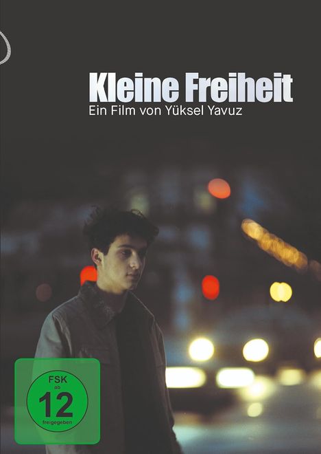 Titel "Kleine Freiheit", ein Film von Yüksel Yavuz. Ein junger Mann, unscharfe Lichter im Hintergrund, FSK 12 Symbol.