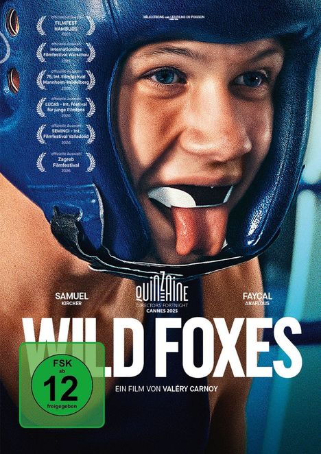 "WILD FOXES" groß, Film von Valéry Carnoy. Junge im blauen Helm streckt Zunge raus, FSK 12. Berliner Lorbeerkränze.