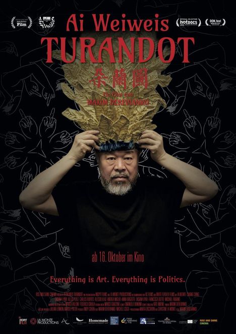 Ai Weiweis TURANDOT. Ab 16. Oktober im Kino. Everything is Art. Everything is Politics. Mann mit goldener Kopfbedeckung.