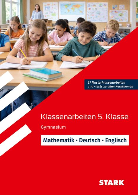 „Klassenarbeiten 5. Klasse Gymnasium, Mathematik, Deutsch, Englisch“ steht auf einem roten Buchcover. Schüler schreiben.