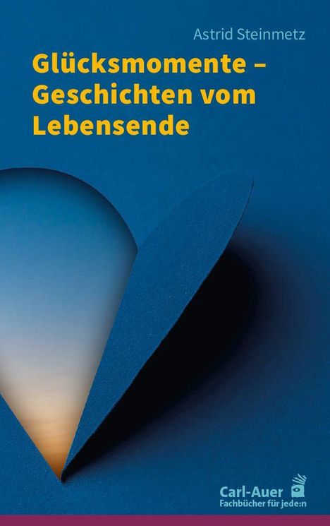 "Glücksmomente – Geschichten vom Lebensende" von Astrid Steinmetz. Blaues Herz aus Papier, Sonnenuntergang sichtbar.