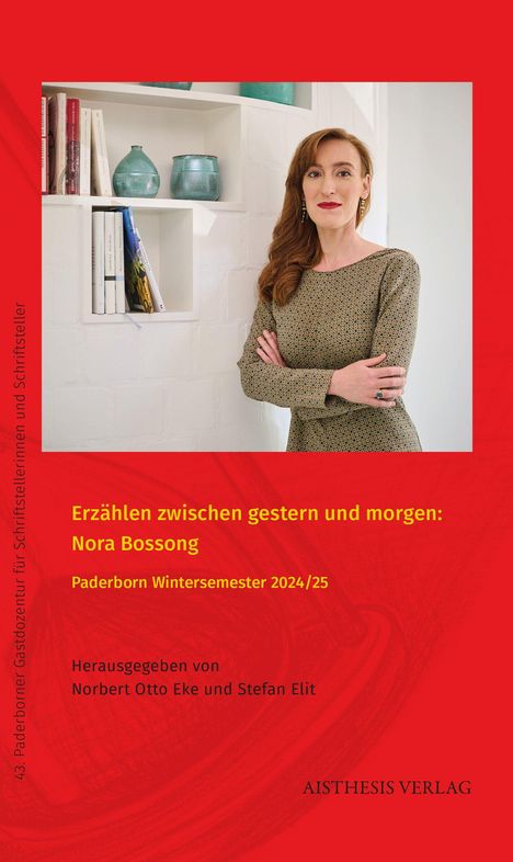 "Erzählen zwischen gestern und morgen: Nora Bossong, Paderborn Wintersemester 2024/25..." Frau steht vor einem Regal.