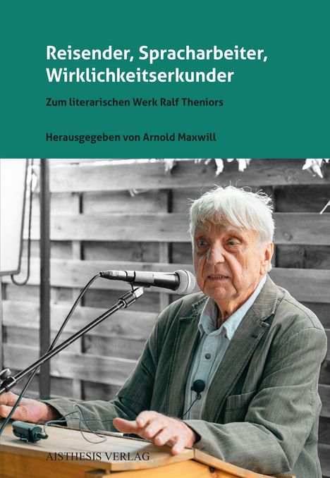 Titel: "Reisender, Spracharbeiter, Wirklichkeitserkunder". Ein älterer Mann spricht in ein Mikrofon.
