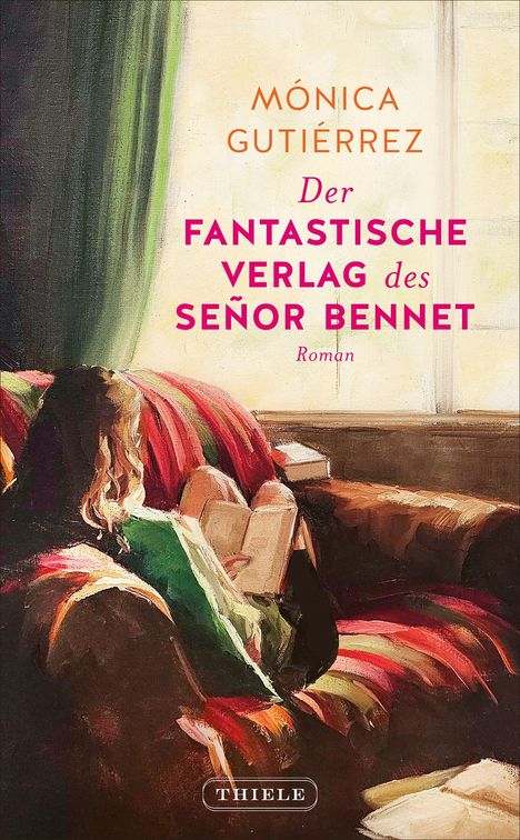Text: "Mónica Gutiérrez - Der Fantastische Verlag des Señor Bennet. Roman." Illustration: Eine Person liest auf einem Sofa.