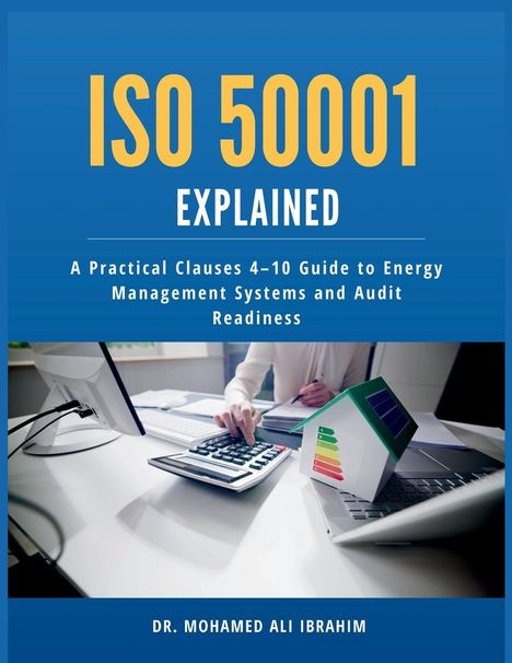 "ISO 50001 Explained" oben, darunter ein Schreibtisch mit Computer, Taschenrechner und Modell eines Hauses in Energieklassen.