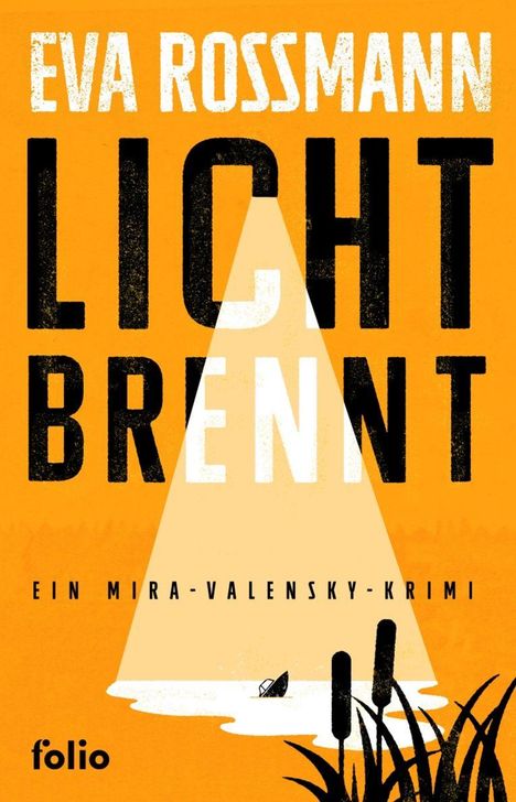 Titel: "Licht brennt". Autor: Eva Rossmann. Ein Krimi. Darstellung: Gelber Hintergrund, Schilf und ein Boot im Lichtkegel.