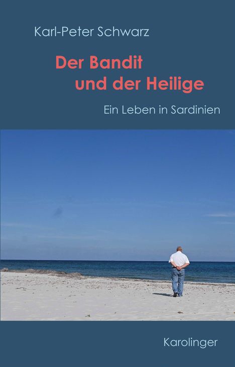 Oben steht "Karl-Peter Schwarz", "Der Bandit und der Heilige", "Ein Leben in Sardinien". Ein Mann am Strand schaut aufs Meer.